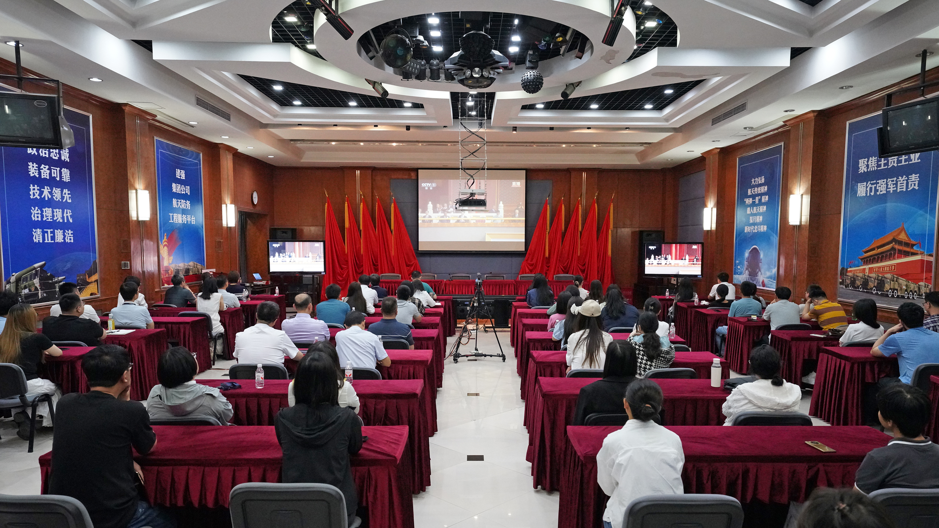 航天建设广大干部职工观看纪念抗战...